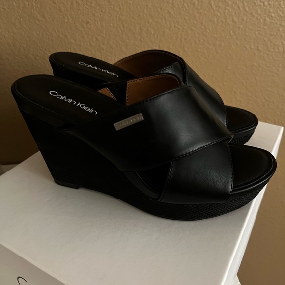 Calvin Klein black wedge, brand new. - Picture 4 of 4